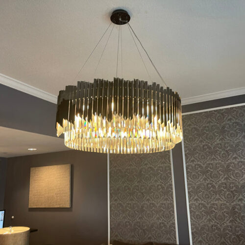 Elevate your hotel dining room with a decorative gold luxury chandelier and retro industrial pendant lamps.